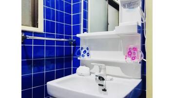 Kamar, 4 kamar tidur | Kamar mandi | Bathtub dan shower terpisah dan perlengkapan mandi gratis