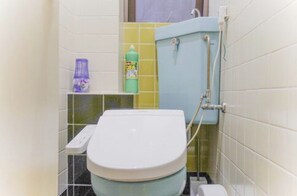 Baignoire et douche séparées, articles de toilette gratuits