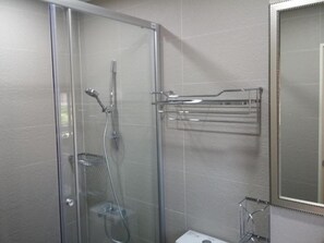 Habitación Deluxe doble | Baño | Ducha, artículos de higiene personal gratuitos y secador de pelo
