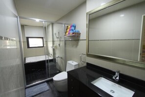Quadruple Room | Bathroom | Shower, free toiletries, hair dryer, slippers - Fuga Royal Hall Homestay (Hualien City)