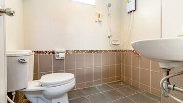 Deluxe Room, 1 King Bed | Bathroom | Shower, free toiletries, hair dryer, towels