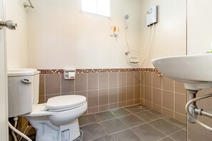 Deluxe kamer, 1 kingsize bed | Badkamer | Een douche, gratis toiletartikelen, een haardroger, handdoeken