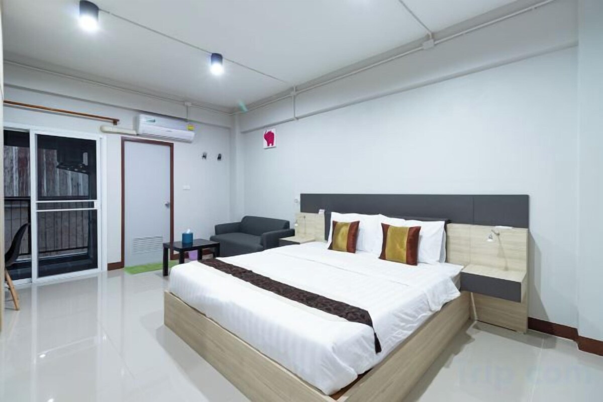 Desk, WiFi (free), bed sheets