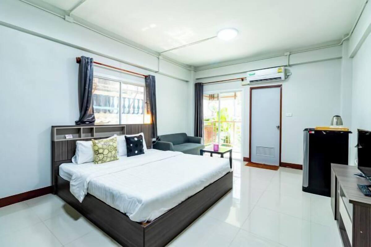 Desk, WiFi (free), bed sheets