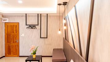 Suite, 1 cama de matrimonio grande con sofá cama | Sala de estar | Una televisión LED, películas de pago