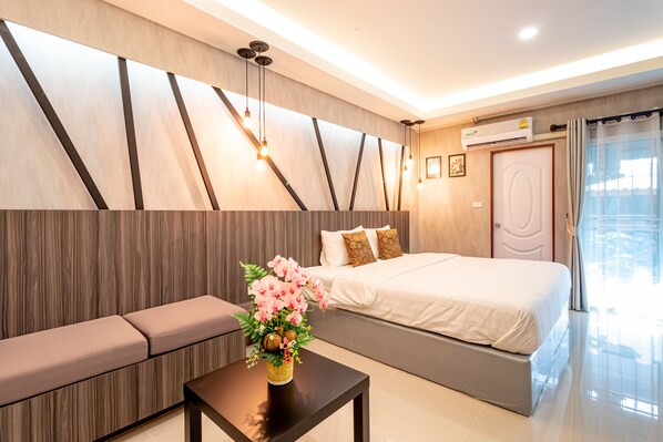 Suite, 1 King Bed with Sofa bed
