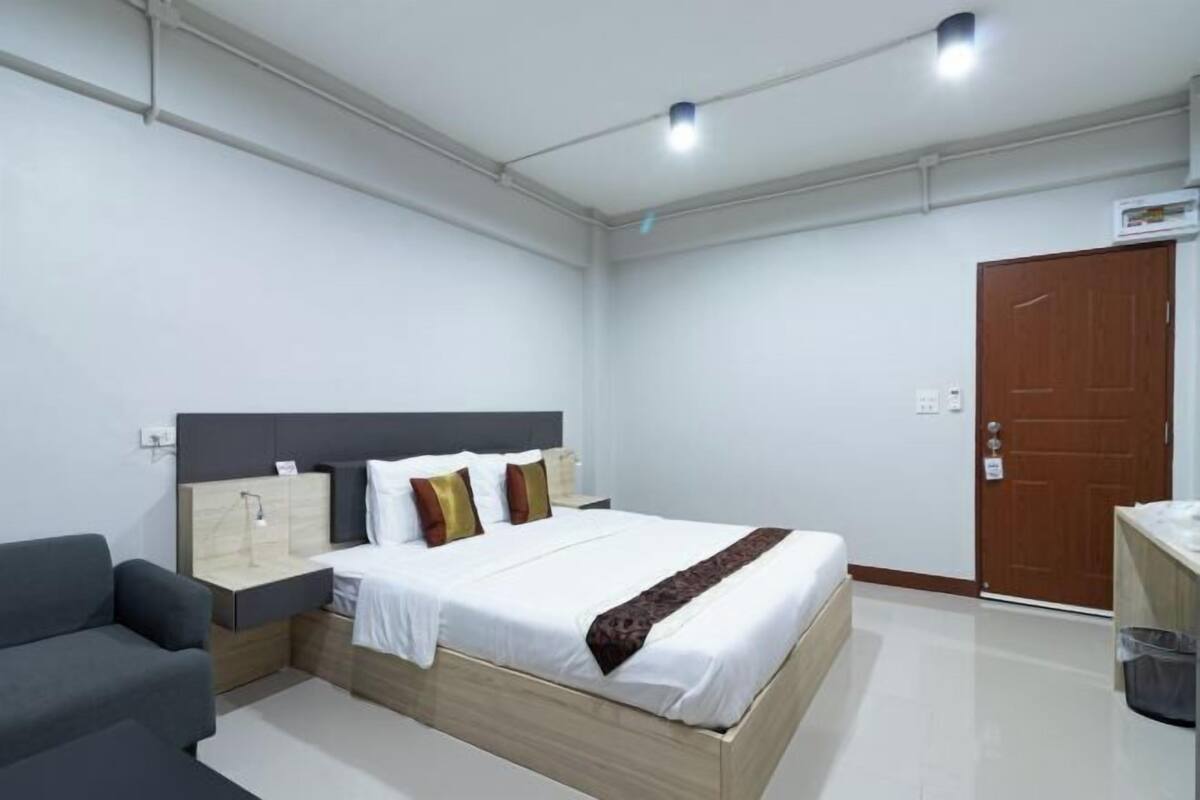 Desk, WiFi (free), bed sheets