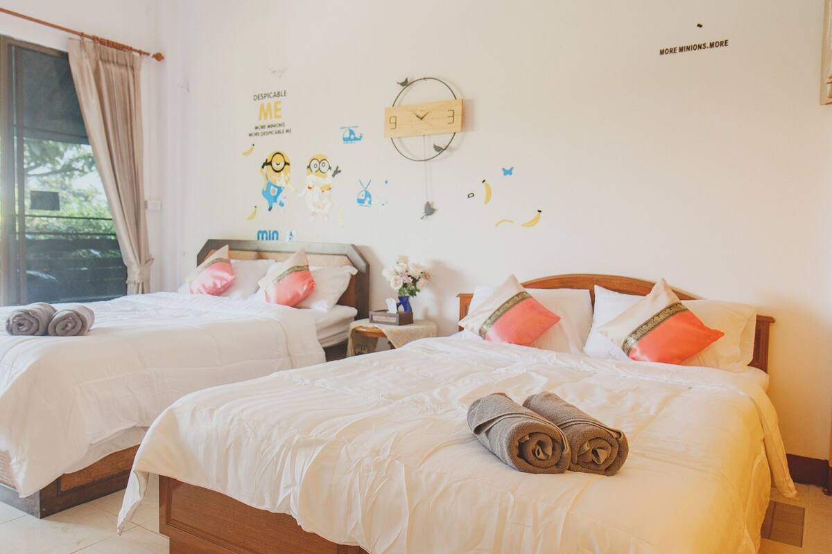 Shared Quadruple Room with AC | WiFi (無料)、ベッドシーツ