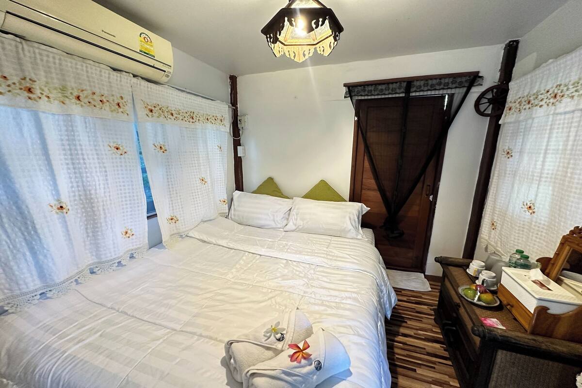 Standard Single Room with AC | WiFi (無料)、ベッドシーツ