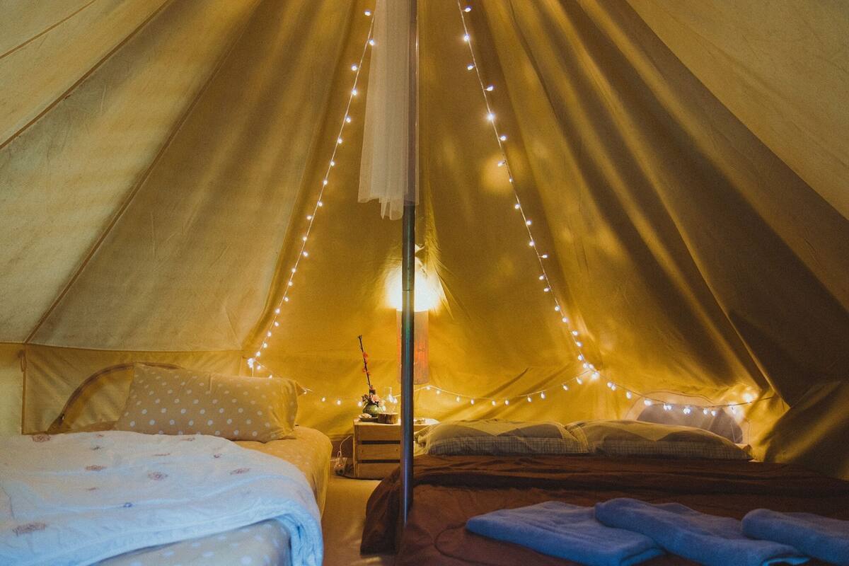 Tent for 2 Adults Fan (Shared Bathroom) | WiFi (無料)、ベッドシーツ