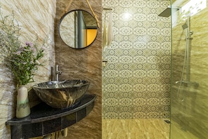 Shower, hydromassage showerhead, free toiletries, hair dryer