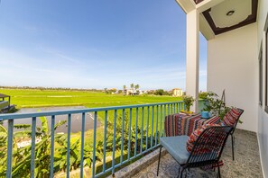 Ylelliset vuodevaatteet, memory foam -patjalliset sängyt, pimennysverhot