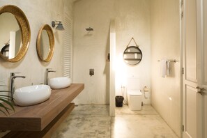 Shower, rainfall showerhead, free toiletries, bathrobes - Good Story Village (Ahangama)