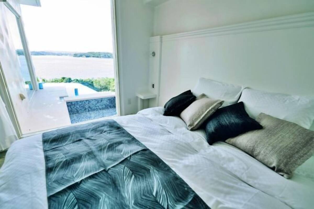 Roupas de cama premium, berços grátis, Wi-Fi de cortesia, roupa de cama