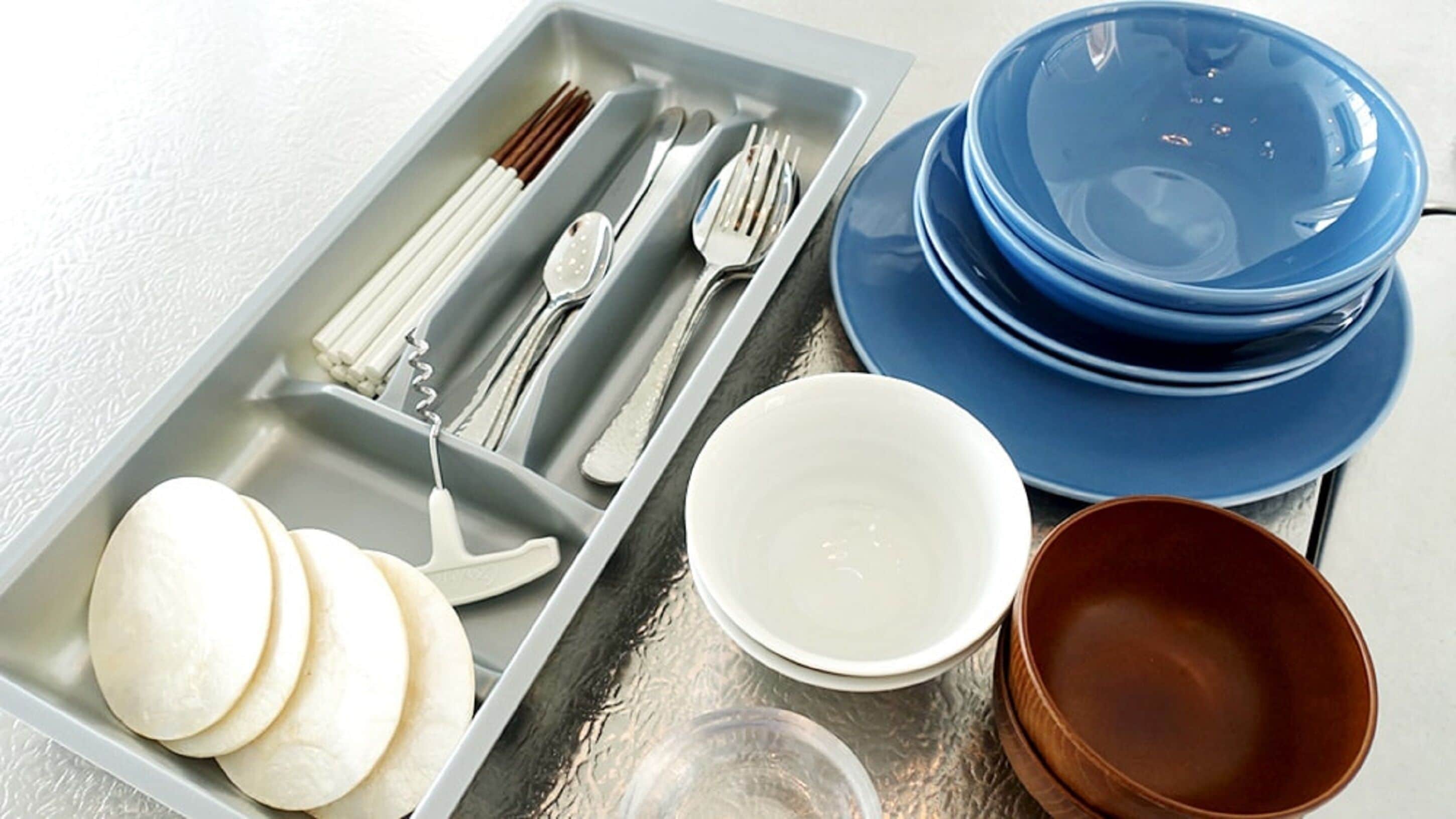 full-sized fridge, microwave, stovetop, electric kettle