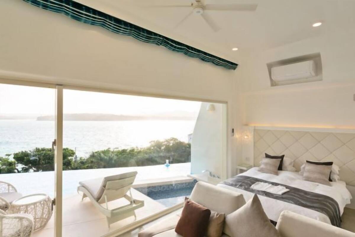 Roupas de cama premium, berços grátis, Wi-Fi de cortesia, roupa de cama