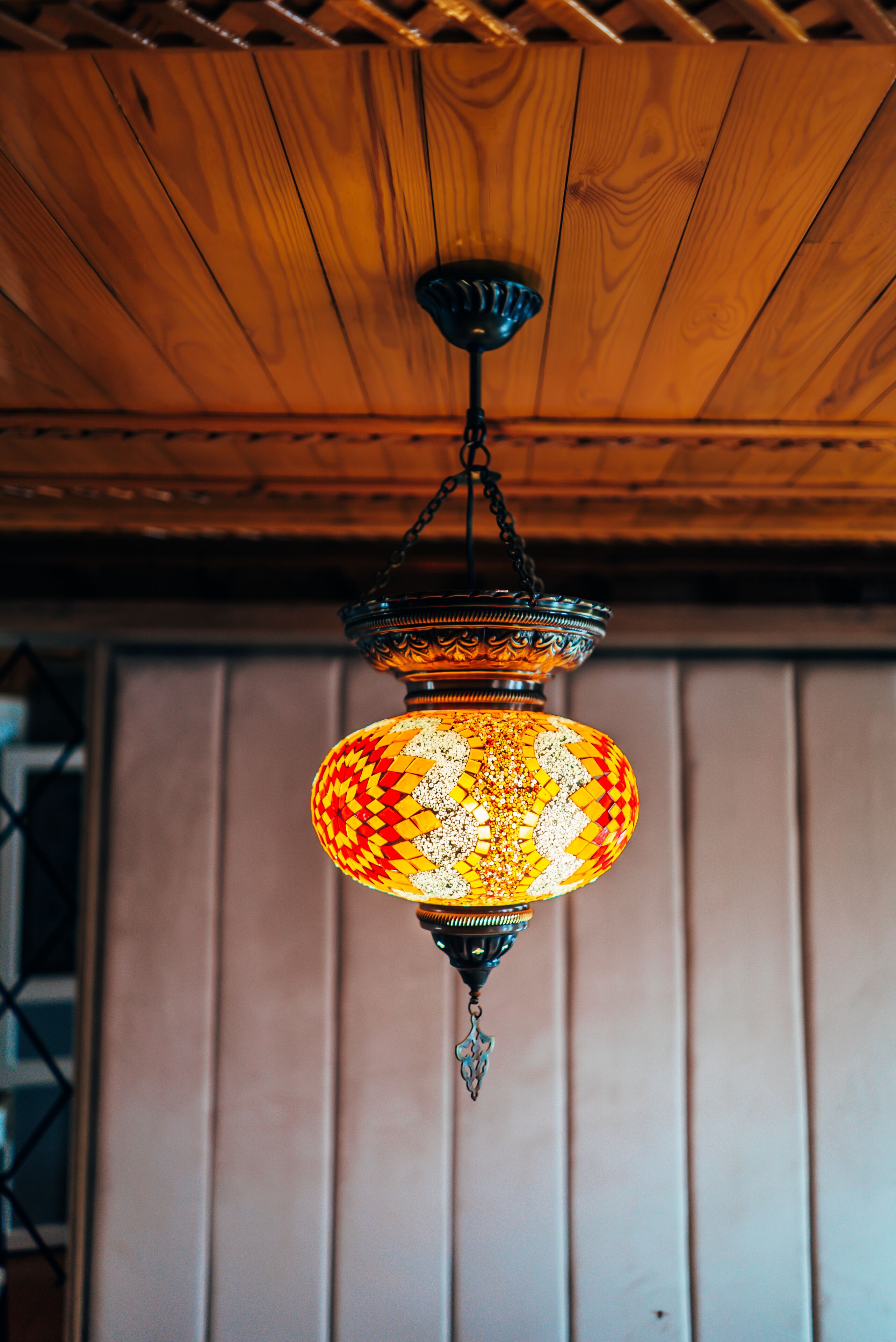 Un farol colgante con diseño decorativo.