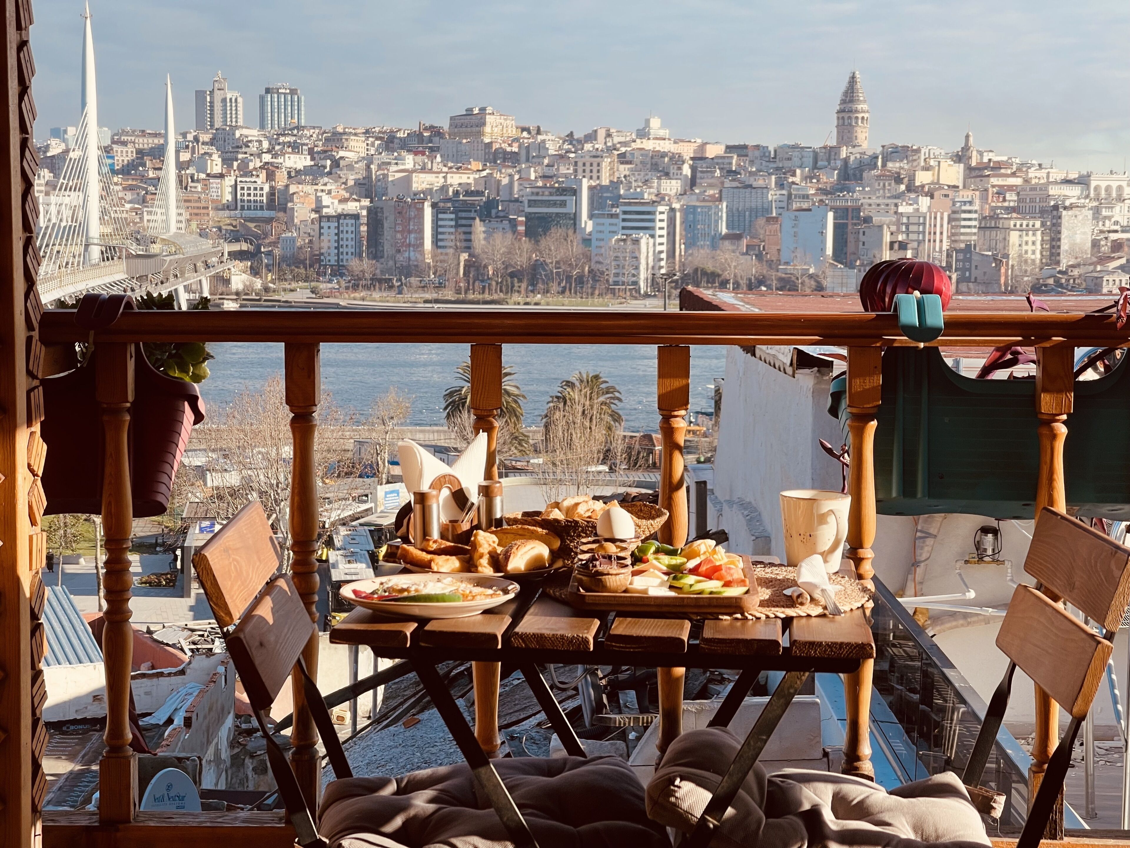 Tägliches Frühstücksbuffet (10 EUR pro Person)