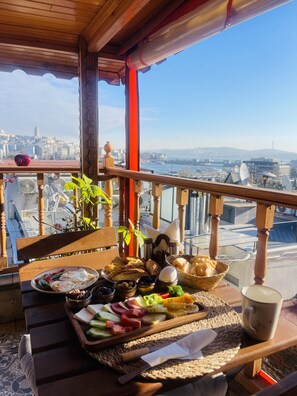 Café da manhã com buffet todos os dias mediante uma taxa
