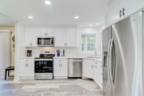 Jääkaappi, mikroaaltouuni, uuni, liesi