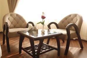 奢华客房 | 埃及棉床单、高档床上用品、迷你吧、办公桌