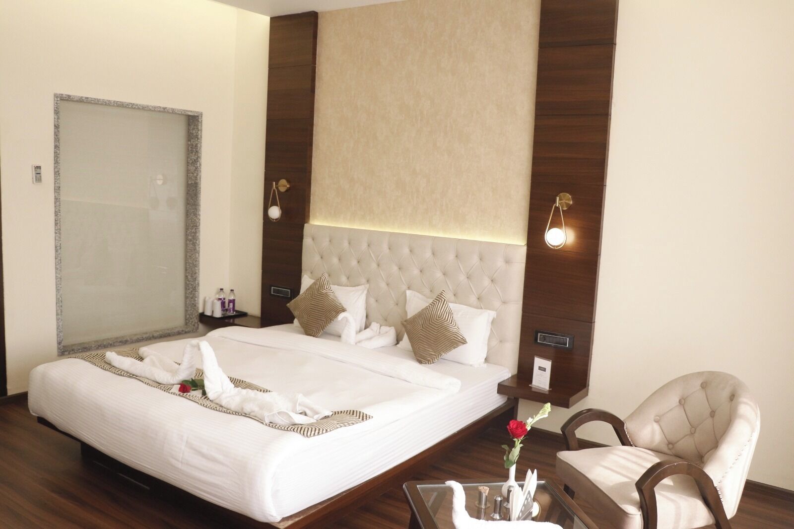 ملاءات من القطن المصري وأغطية فراش متميزة وميني بار ومكتب