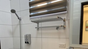 A modern bathroom with a toilet, bidet, and shower. - Yung Cheng (Jinhu)