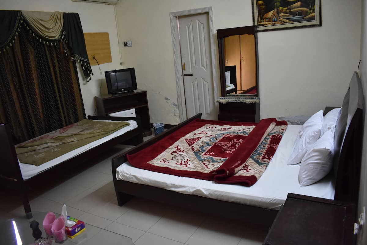 Triple Room | Desk, free WiFi