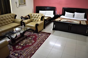 Chambre Double Deluxe | Coin séjour | Télévision