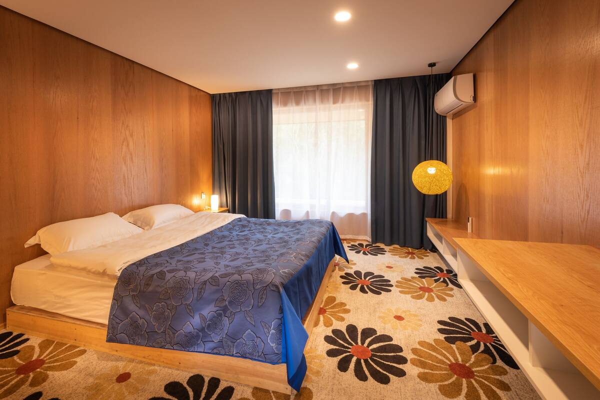 Pillowtop beds, soundproofing, bed sheets