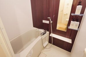 Badewanne und Dusche (separat), kostenlose Toilettenartikel