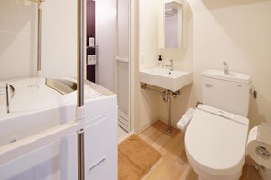 Badewanne und Dusche (separat), kostenlose Toilettenartikel