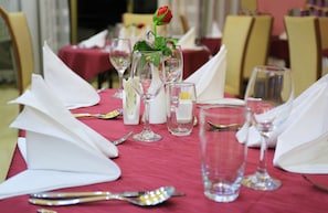 Se sirven desayunos, comidas, cenas y cocina local e internacional