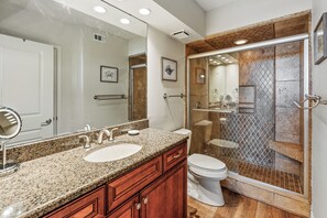 Shower, hair dryer, towels - Sea Gull #508LK: Beachfront 2 Bedroom 2 Bathroom With Spectacular Views and 24 Hour Management (Port Aransas)