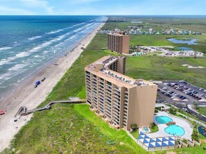 Un hôtel de grande hauteur doté d’une piscine et d’un accès à la plage.