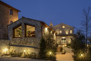 Boendets fasad - kväll/natt