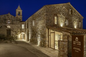 Façana frontal de l'allotjament (vespre/nit)
