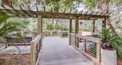 Quaint top floor lagoon view condo w/ community pool access - walk to the beach