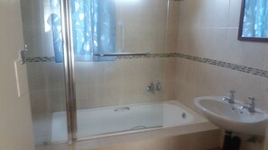 Villa | Baño | Artículos de higiene personal gratuitos, secador de pelo y toallas