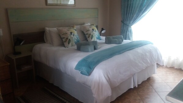 Room 3 | Desk, laptop workspace, blackout drapes, iron/ironing board - Allen Grove Self Catering (Kempton Park)