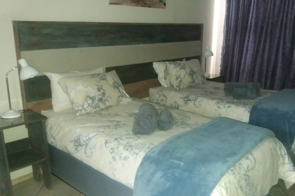 Habitación | 1 dormitorio, escritorio, espacio para trabajar con un portátil