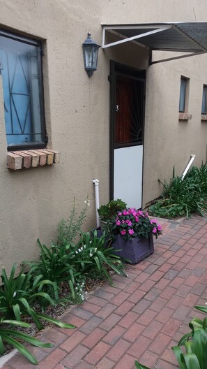 Exterior detail - Allen Grove Self Catering (Kempton Park)