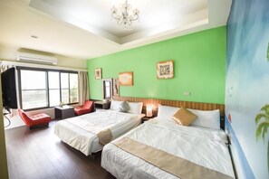 Habitación cuádruple | Escritorio, cortinas blackout, wifi gratis y ropa de cama 