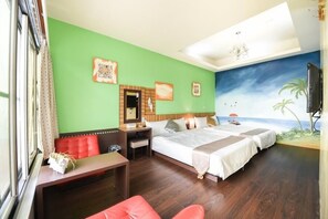 Habitación cuádruple | Escritorio, cortinas blackout, wifi gratis y ropa de cama 