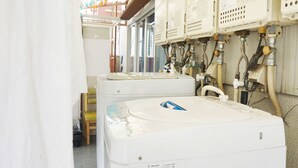 Una lavanderia con lavatrici affiancate e un sistema di filtraggio dell'acqua.