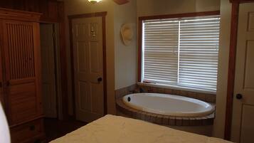 Design House, 2 Bedrooms, Non Smoking, Lake View | Jetted bathtub