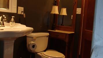 Combined shower/tub, jetted tub, towels