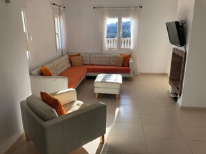 Una Smart TV, un reproductor de DVD, libros, una videoteca