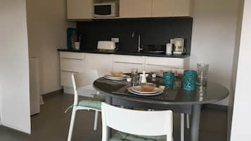 Studio | Private kitchenette | Coffee/tea maker, electric kettle