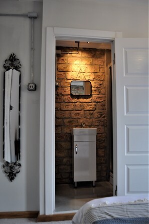 Chambre Classique Double ou avec lits jumeaux | Salle de bain | Douche, douche à « effet pluie », serviettes fournies